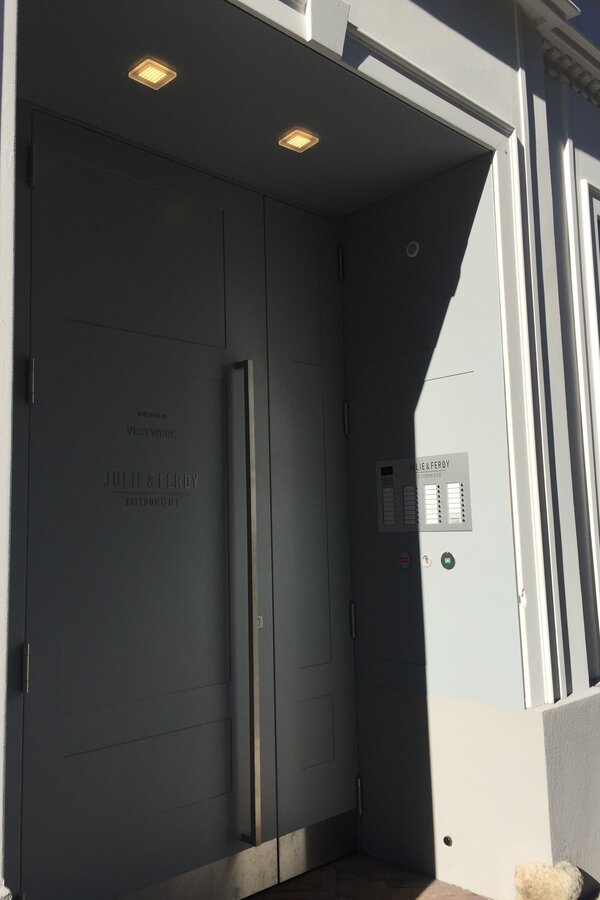 Eingangstür mit automatischem Türöffner