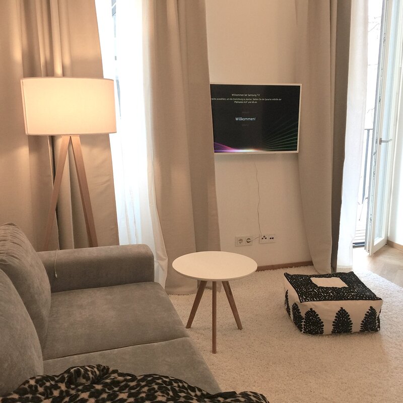 Salon with Couch and TV / WLAN, small table and floor cushion from Maroc, Balcony door | © Jeanne Szilit