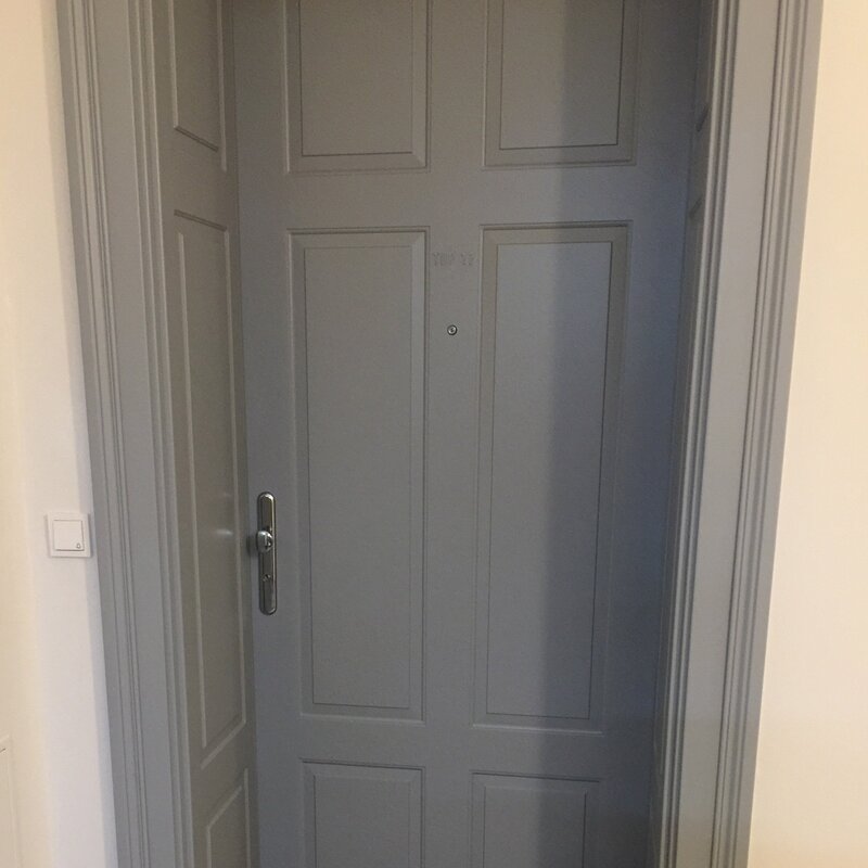 Apartment Sicherheits-Eingangstür | © Jeanne Szilit