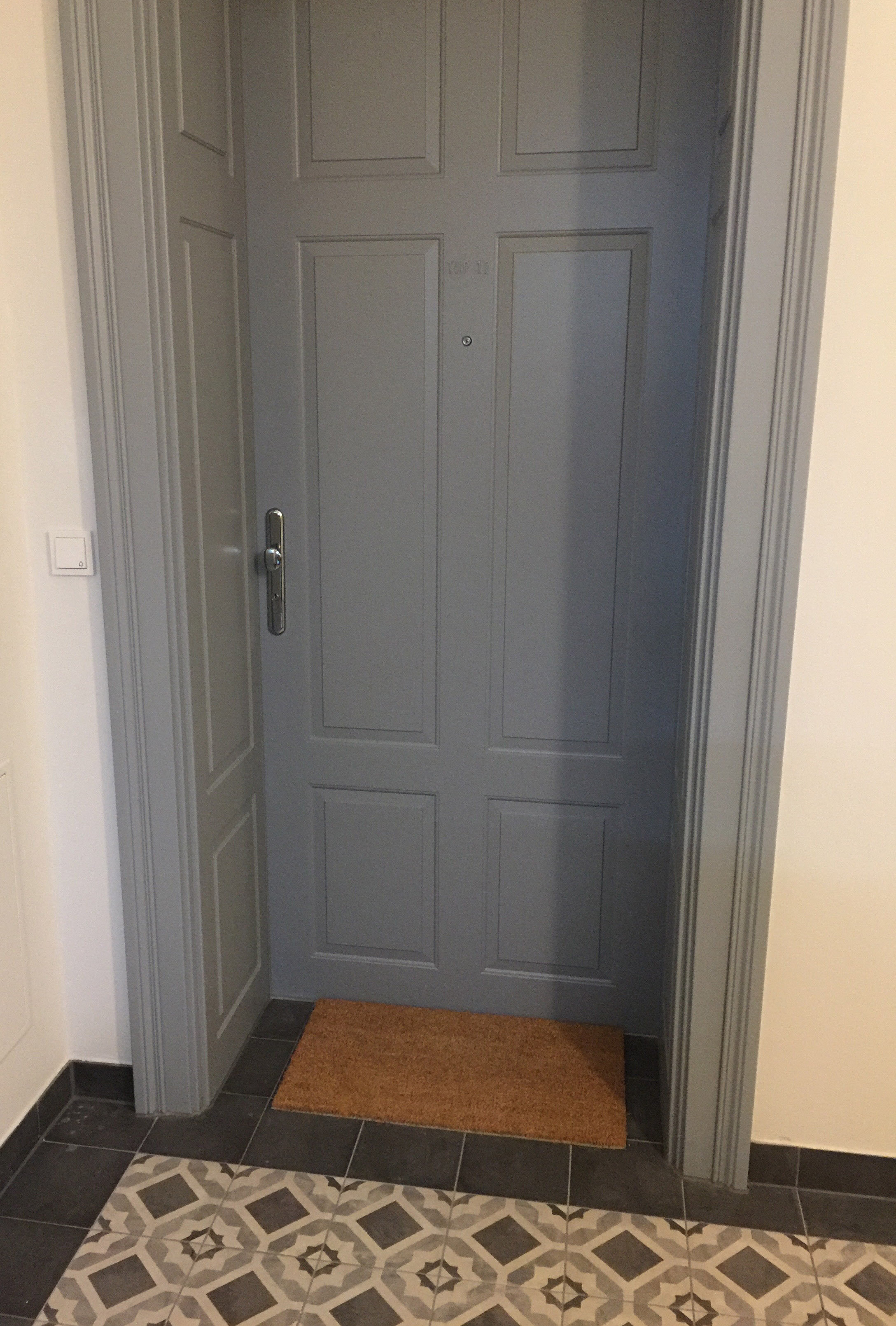 Apartment Sicherheits-Eingangstür | © Jeanne Szilit