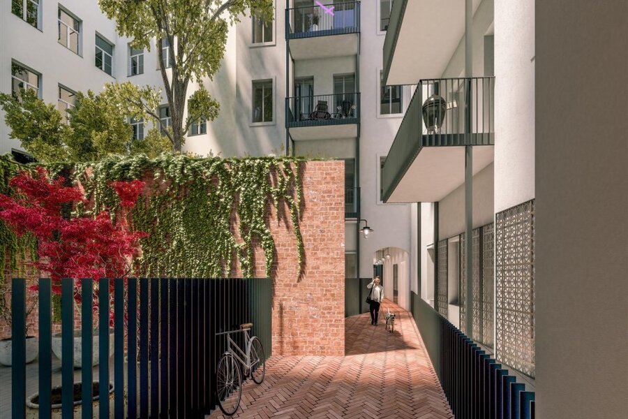 Innenhof mit Baum, Fahrrad-Aufbewahrungs-Raum und automatischer Beleuchtung | © Malek Herbst Architects