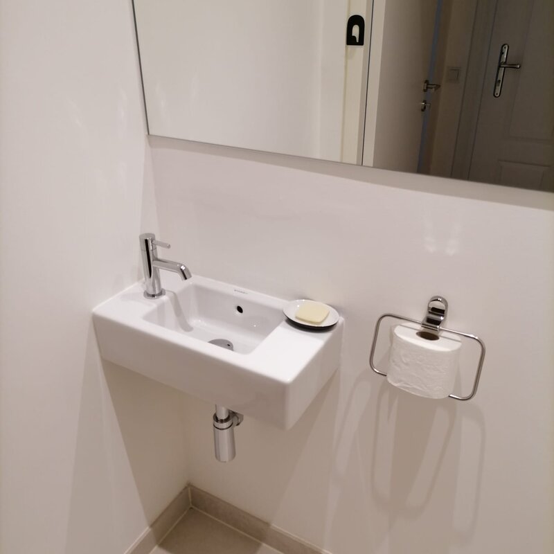 Toiletten-Waschbecken mit Handtuchhalter und wandgrossem Spiegel | © Jeanne Szilit