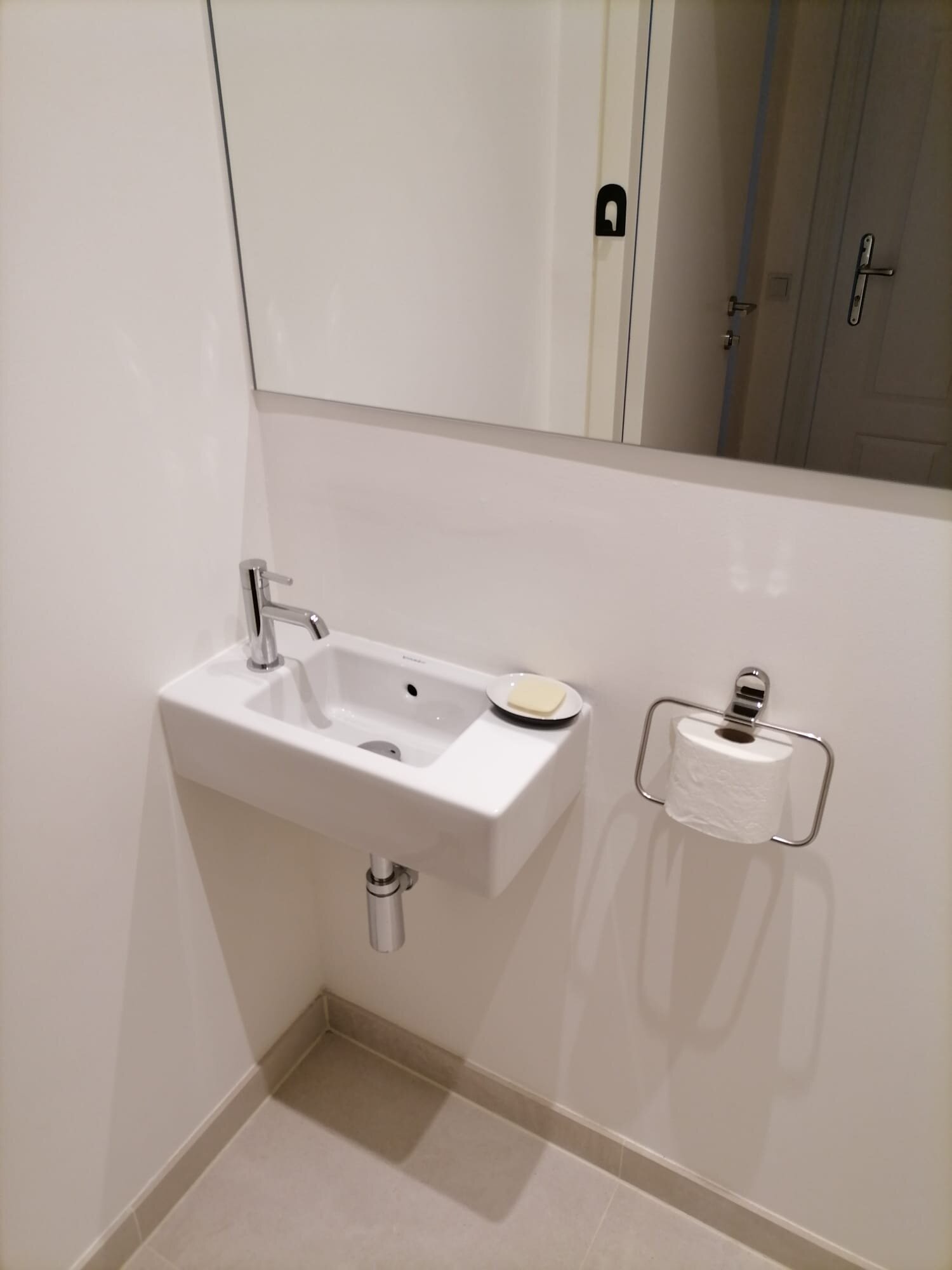 Toiletten-Waschbecken mit Handtuchhalter und wandgrossem Spiegel | © Jeanne Szilit