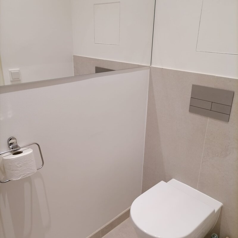 Separate Toilette mit wandübergreifendem Spiegel | © Jeanne Szilit