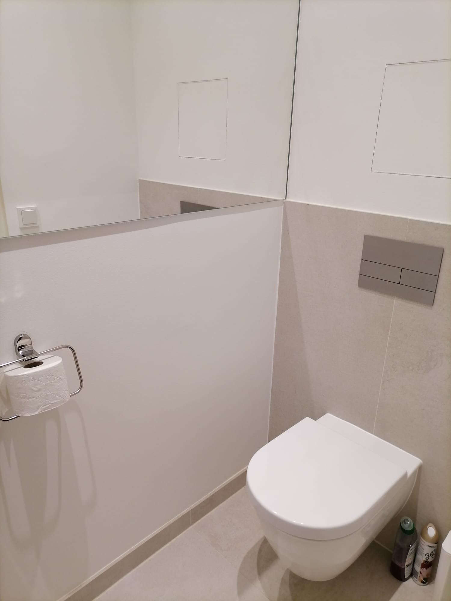 Separate Toilette mit wandübergreifendem Spiegel | © Jeanne Szilit