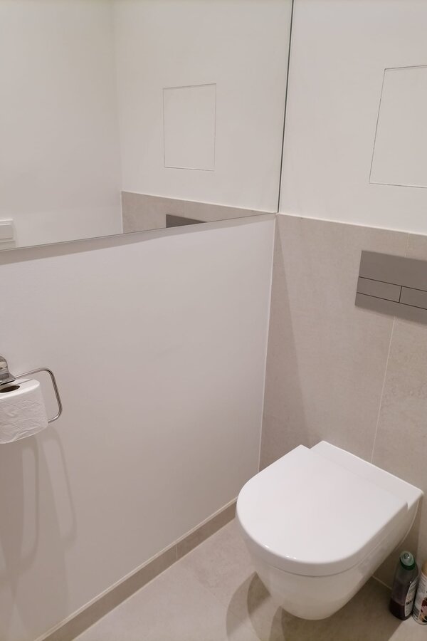 Separate Toilette mit wandübergreifendem Spiegel | © Jeanne Szilit