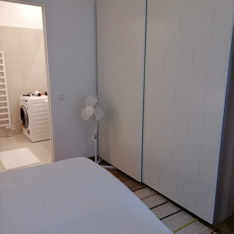 Schlafzimmer mit Badzugang, Waschtrockner, Ventilator und grossem Schrank mit Schiebetüren | © Jeanne Szilit