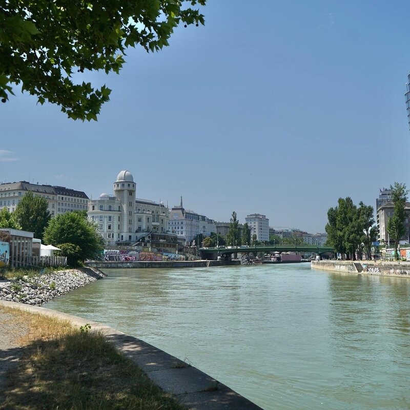 Donaukanal mit Strandbar Hermann in Fussnähe
