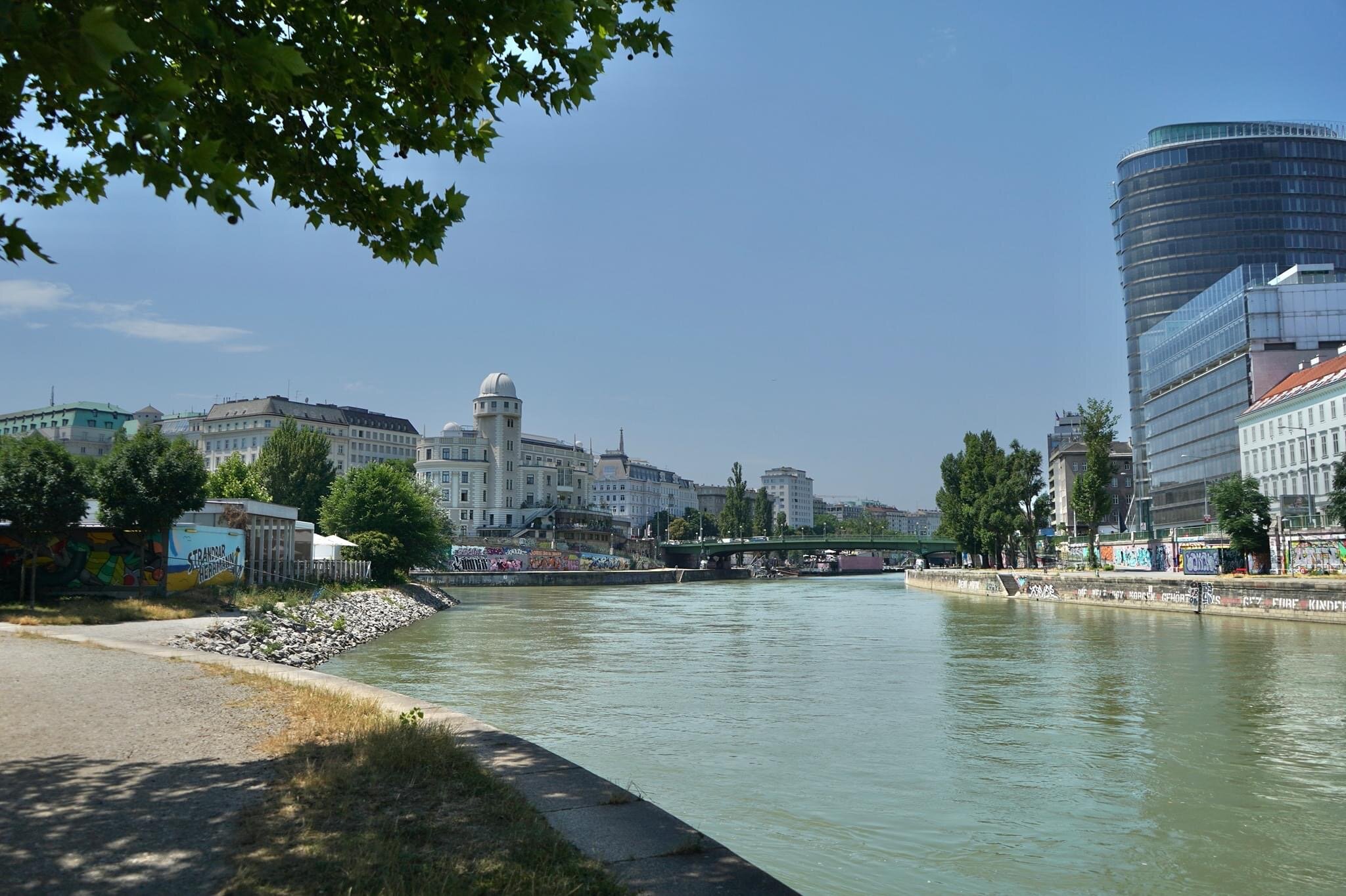 Donaukanal mit Strandbar Hermann in Fussnähe