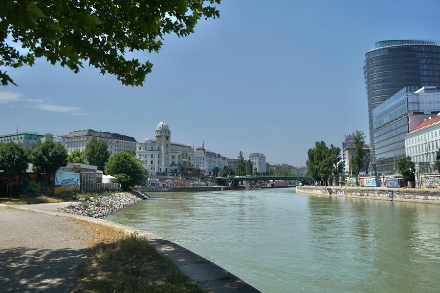 Donaukanal mit Strandbar Hermann in Fussnähe