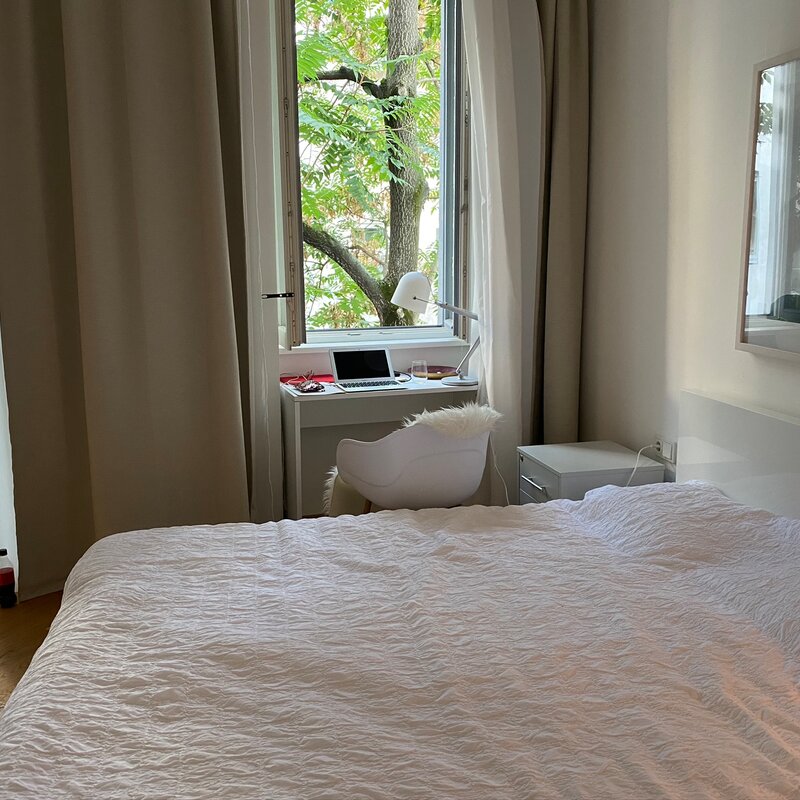 Schlafzimmer mit Arbeitsplatz im Fenster und kleinem Büroschrank | © Jeanne Szilit