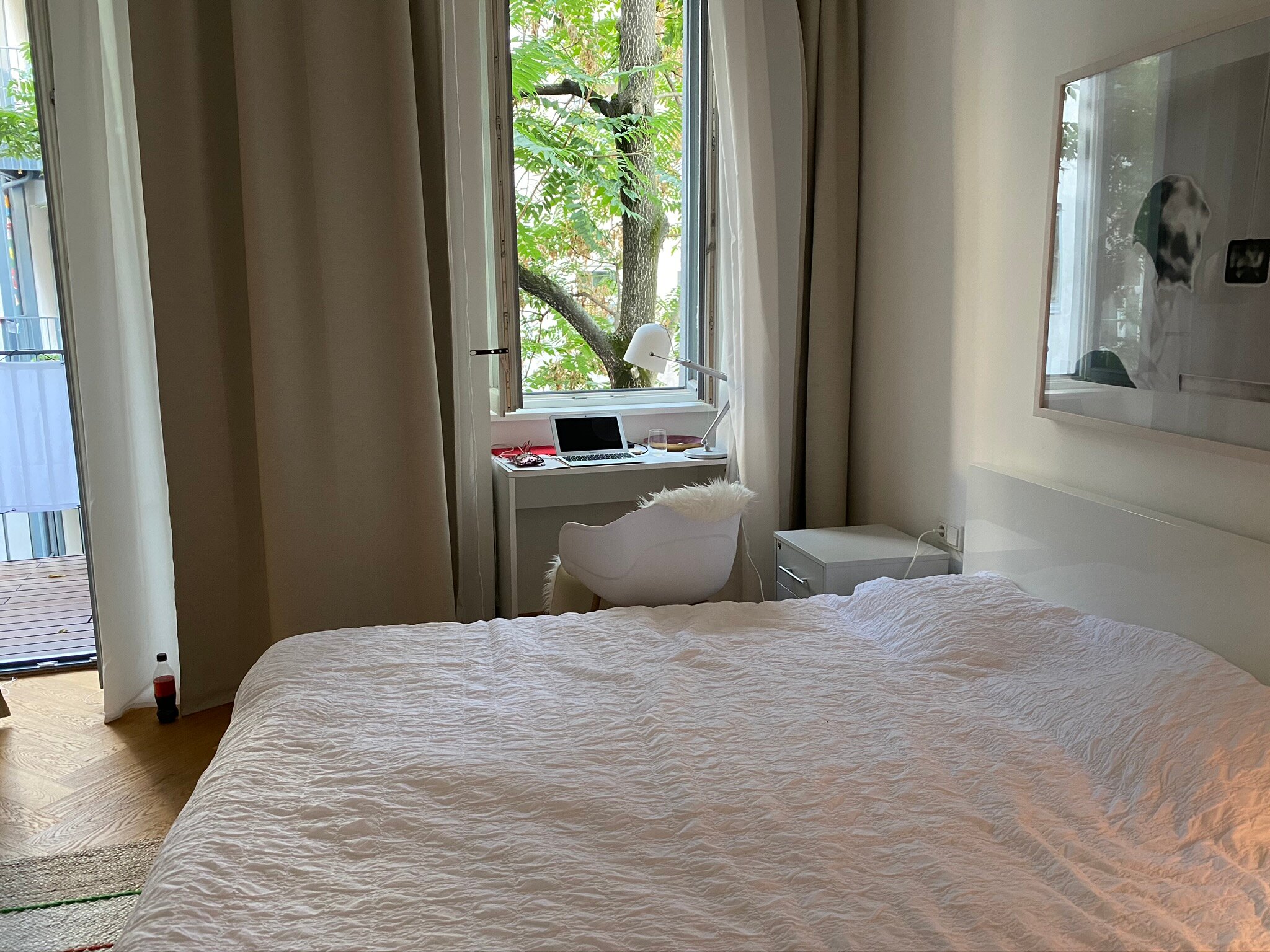 Schlafzimmer mit Arbeitsplatz im Fenster und kleinem Büroschrank | © Jeanne Szilit