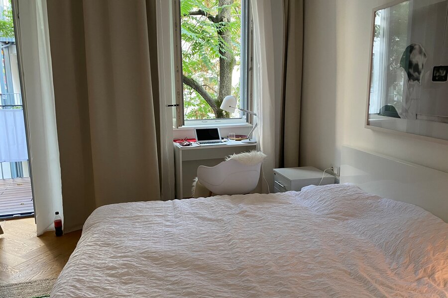 Schlafzimmer mit Arbeitsplatz im Fenster und kleinem Büroschrank | © Jeanne Szilit