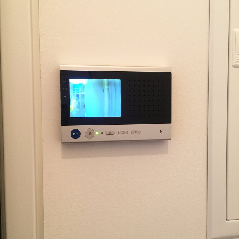 Kamera Gegensprechanlage und elekronischer Türöffner | © Jeanne Szilit