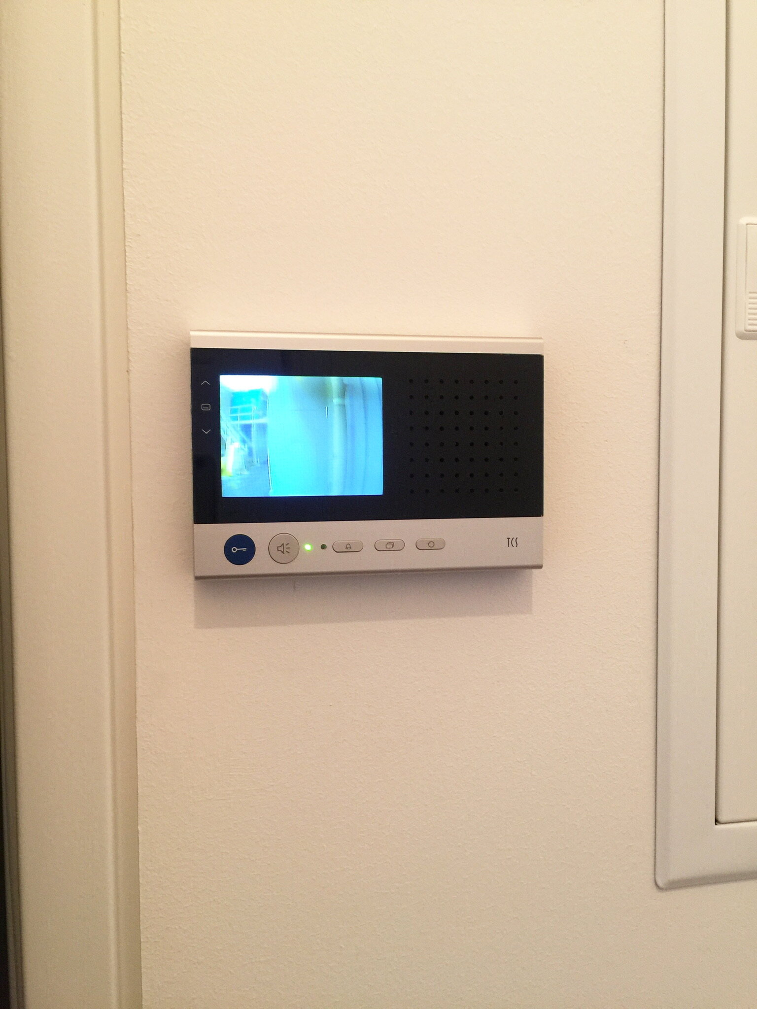 Kamera Gegensprechanlage und elekronischer Türöffner | © Jeanne Szilit