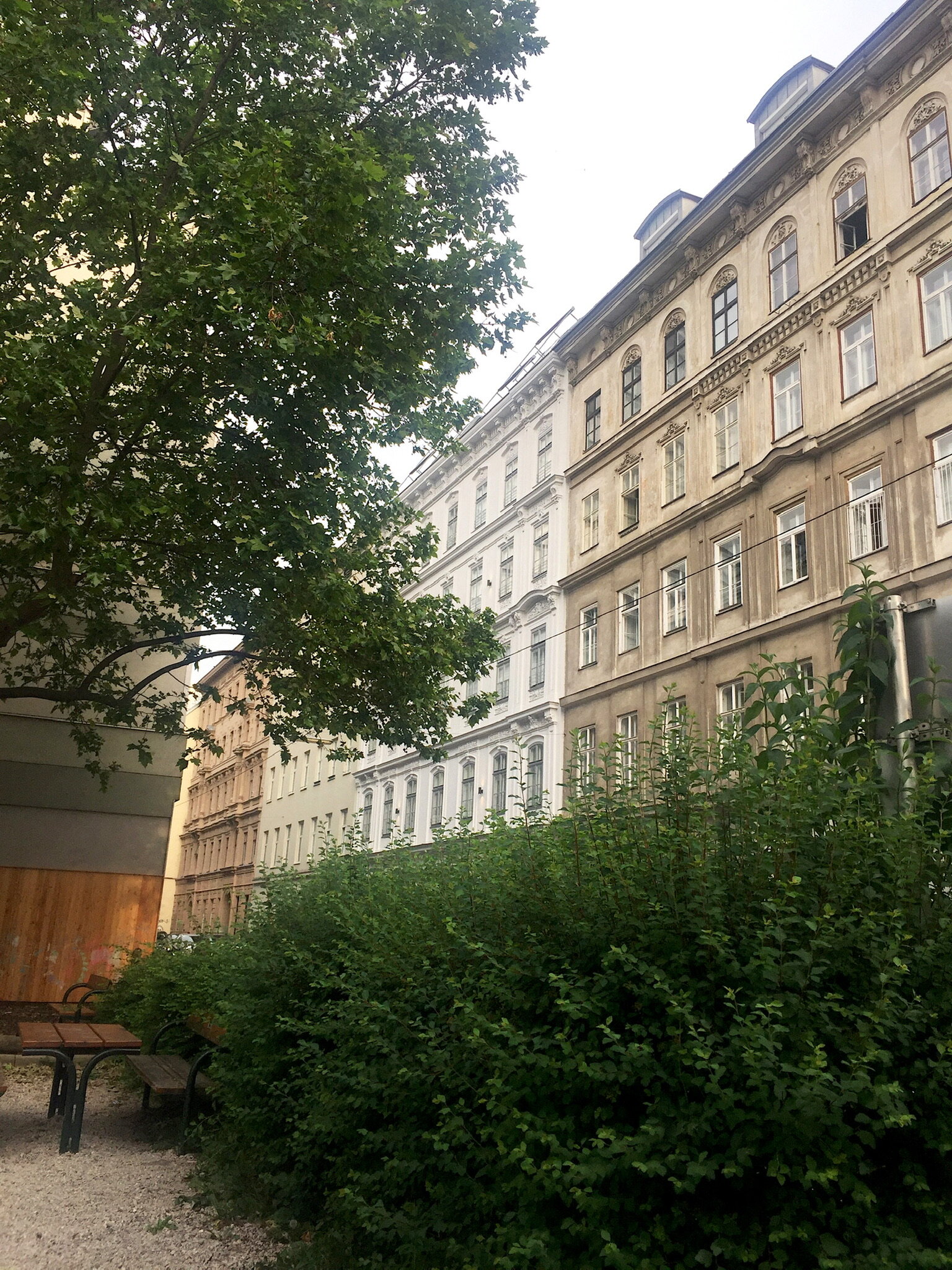 "Veza Canetti" Park gegenüber | © Jeanne Szilit