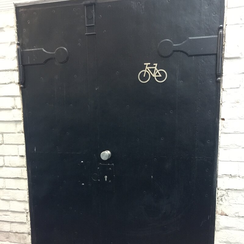 Eisen-Tür zum Fahrrad-Abstellraum | © Jeanne Szilit