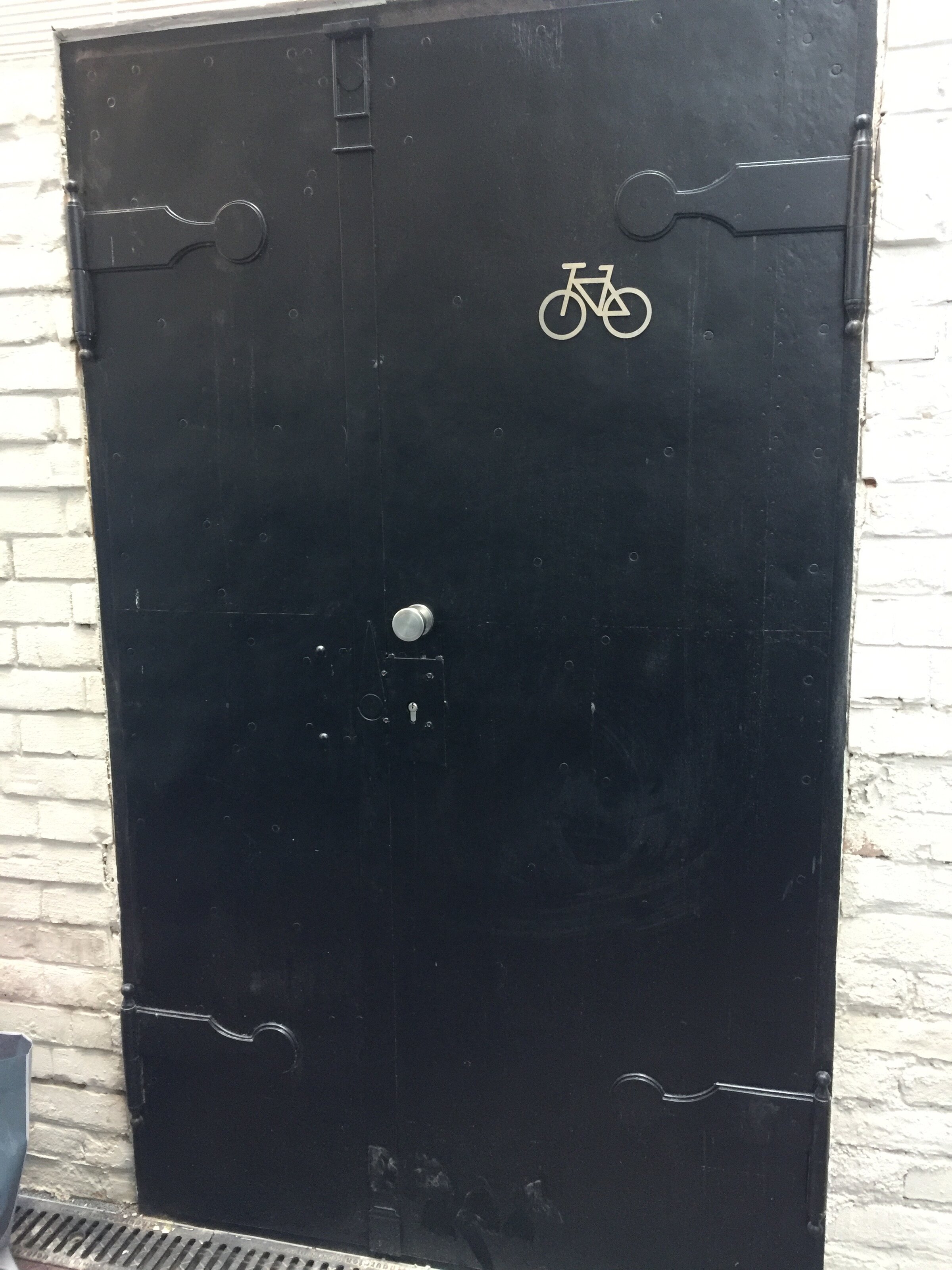 Eisen-Tür zum Fahrrad-Abstellraum | © Jeanne Szilit