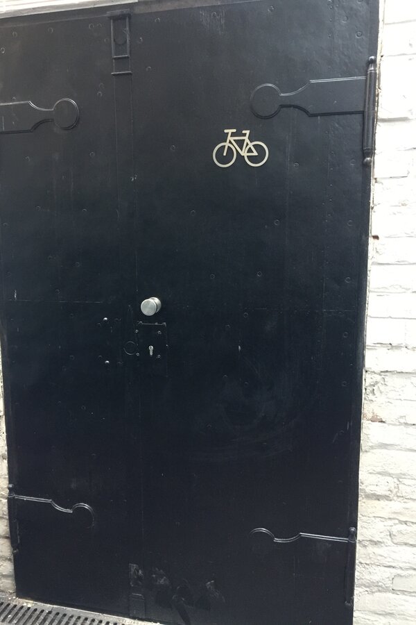 Eisen-Tür zum Fahrrad-Abstellraum | © Jeanne Szilit