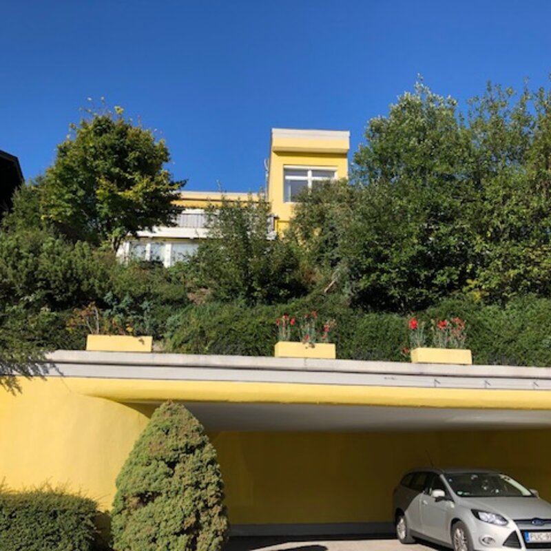 Aussenansicht und Garagenvorplatz/ Parkplatz 