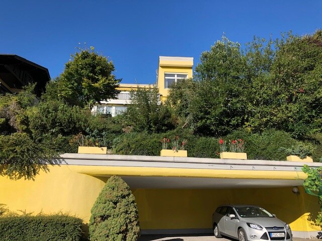 Aussenansicht und Garagenvorplatz/ Parkplatz 