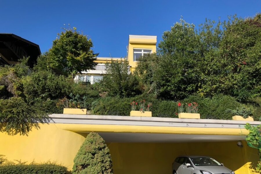 Aussenansicht und Garagenvorplatz/ Parkplatz 