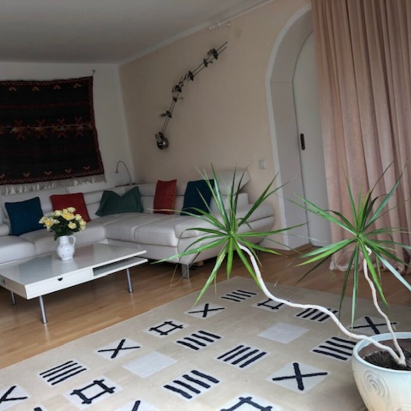 Wohnzimmer mit großen Sofa