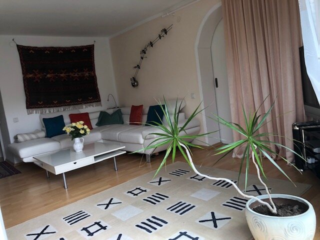 Wohnzimmer mit großen Sofa