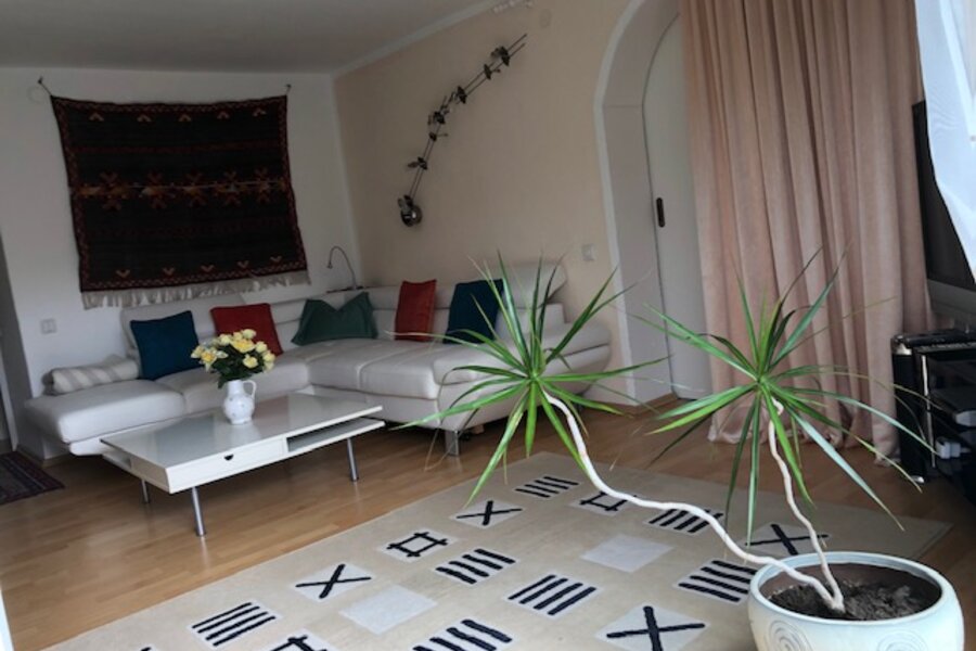 Wohnzimmer mit großen Sofa