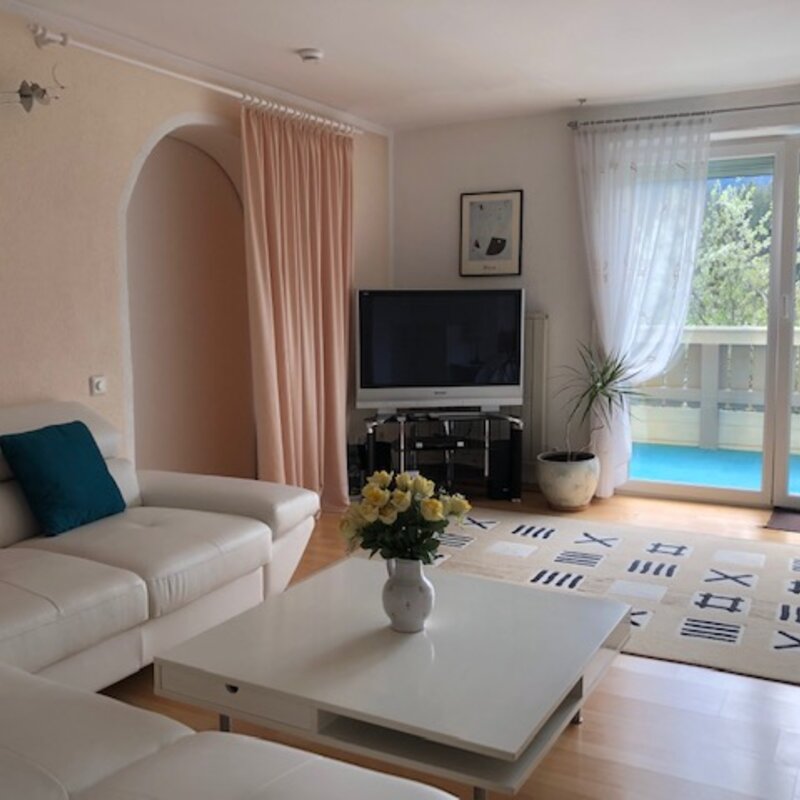 Wohnzimmer mit großen Sofa