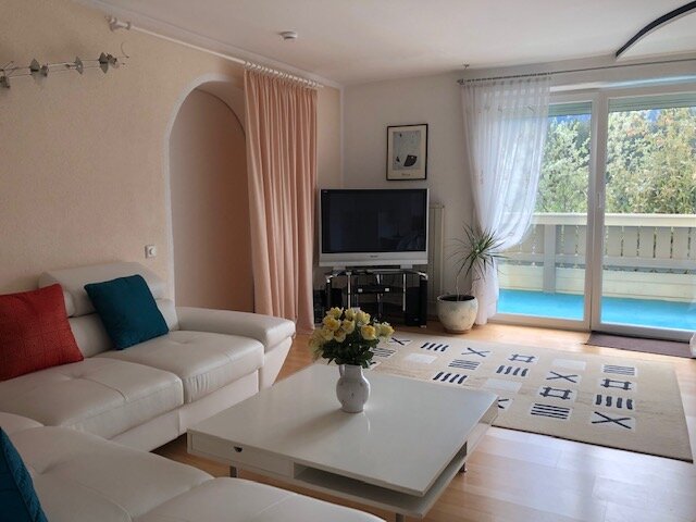 Wohnzimmer mit großen Sofa