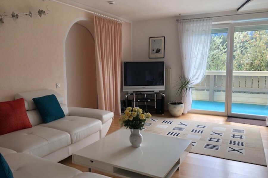 Wohnzimmer mit großen Sofa