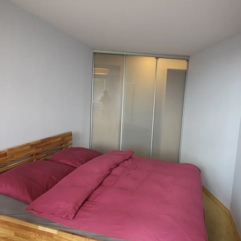 vom Schlafzimmer in die begehbare Garderobe | © Peter Agathakis