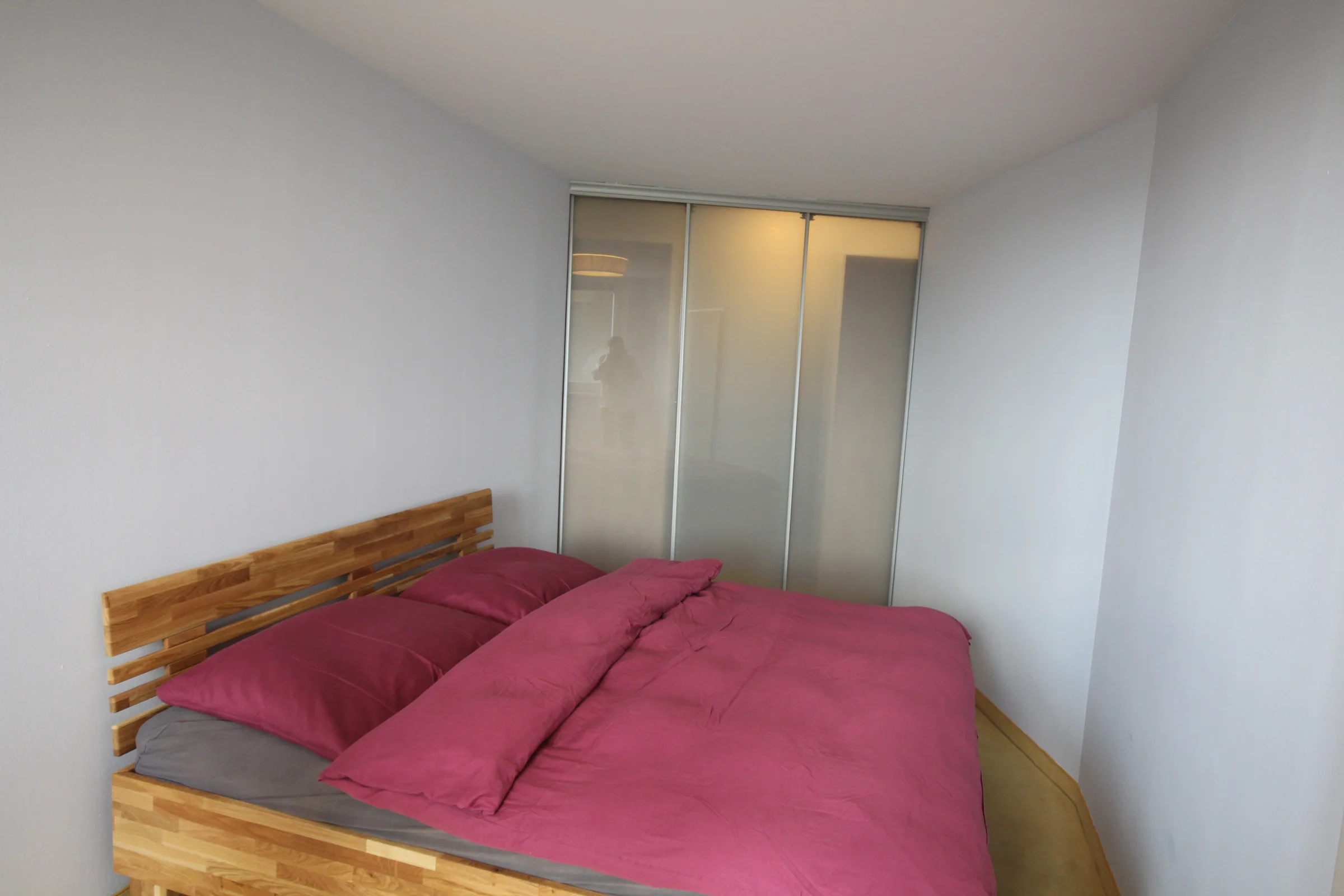 vom Schlafzimmer in die begehbare Garderobe | © Peter Agathakis