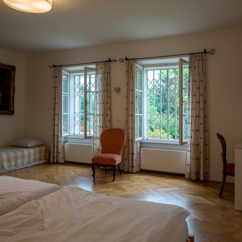 Schlafzimmer mit Schreibtisch
