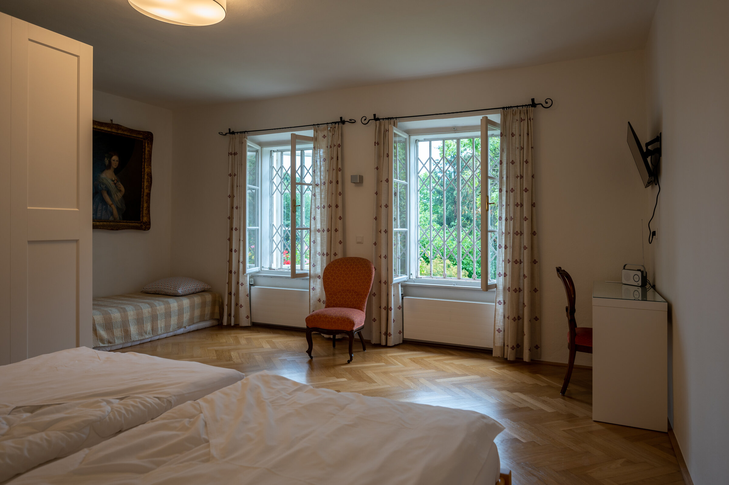 Schlafzimmer mit Schreibtisch