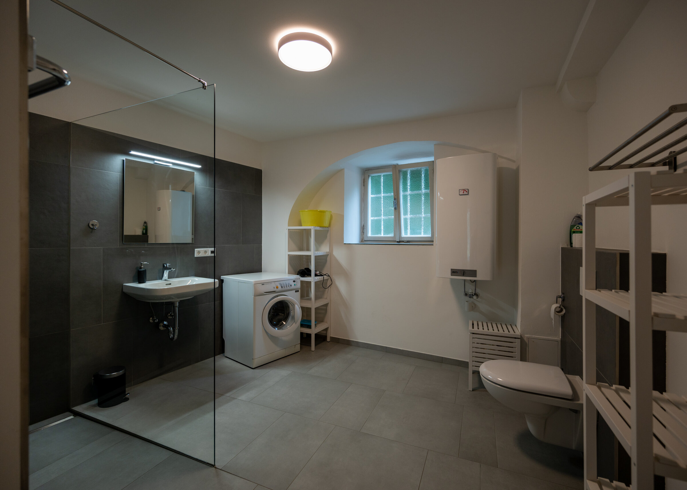 Badezimmer mit Dusche und Waschmaschine