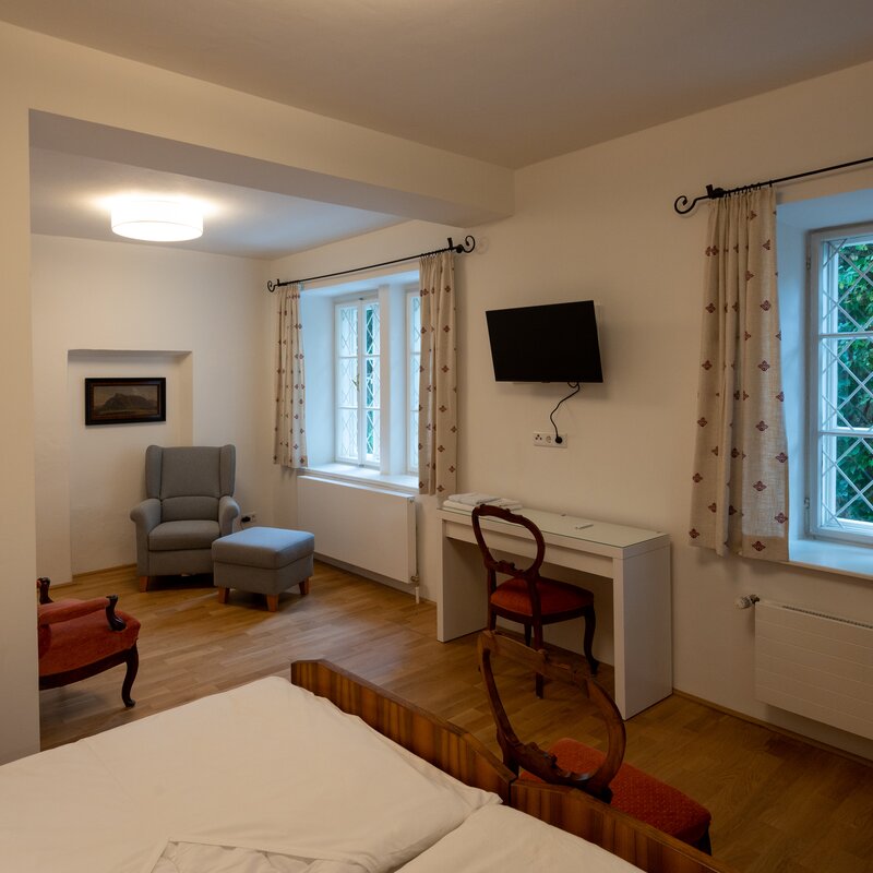 bedroom with desk 