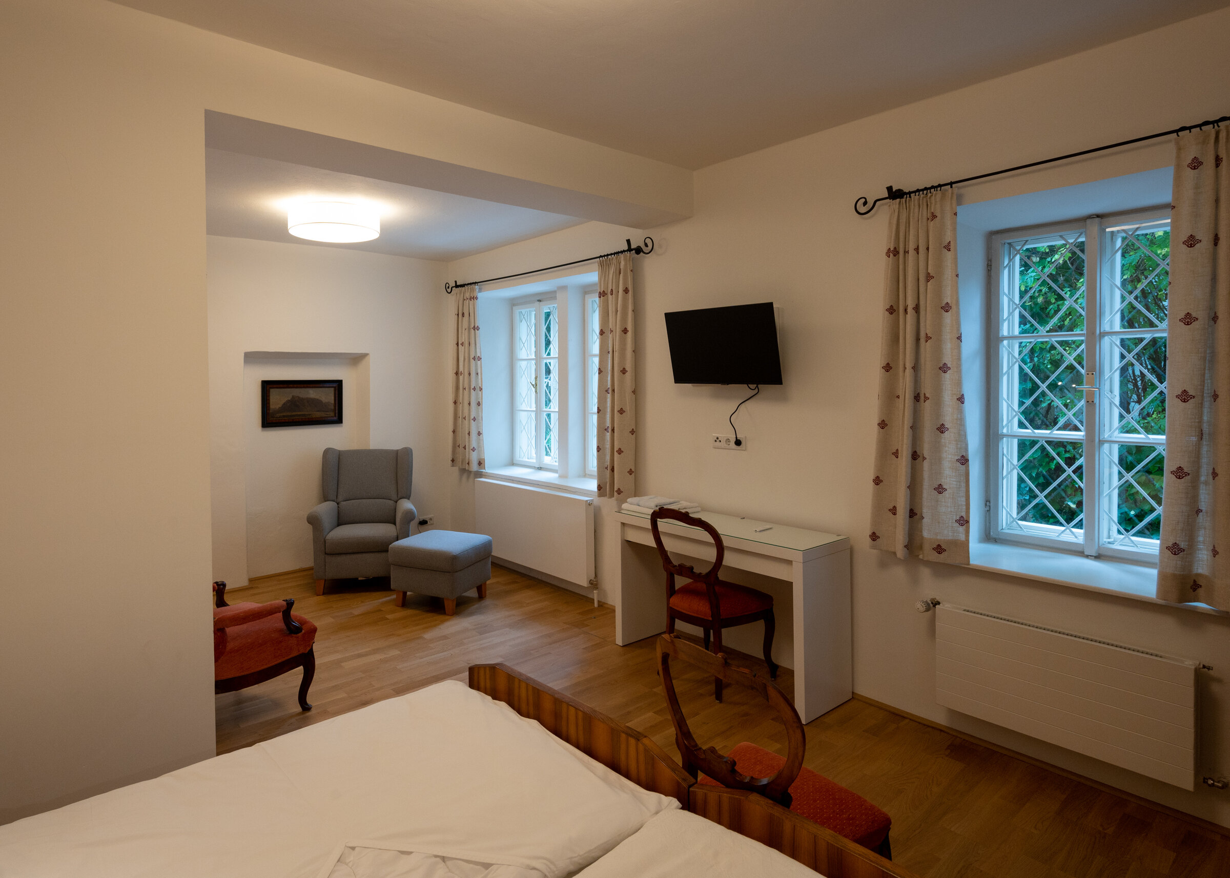 bedroom with desk 