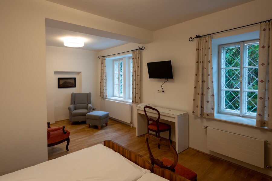 bedroom with desk 