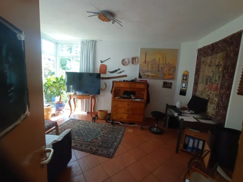 mit Schlafsofa und viel Licht