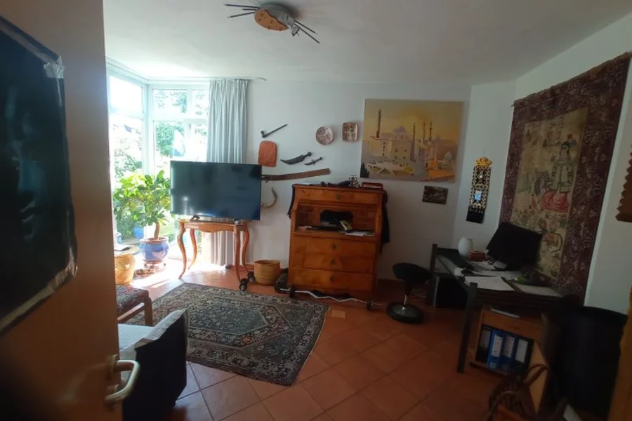 mit Schlafsofa und viel Licht