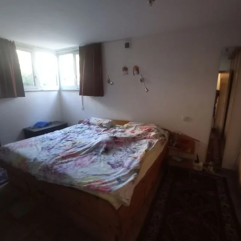 mit Schrank und Regalen