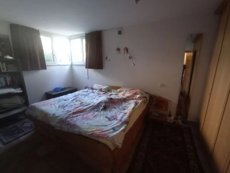 mit Schrank und Regalen