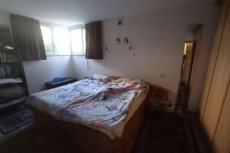 mit Schrank und Regalen