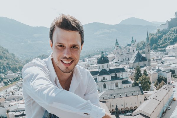 Simon Siller GF der KURZZEiTmiete am Mönchsberg mit der Stadt Salzburg im Hintergrund | © OCNS Media