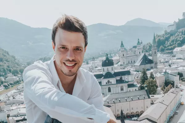 Simon Siller GF der KURZZEiTmiete am Mönchsberg mit der Stadt Salzburg im Hintergrund | © OCNS Media