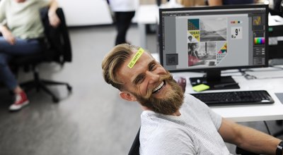 Lachender Mann vor dem Computer | © rawpixel