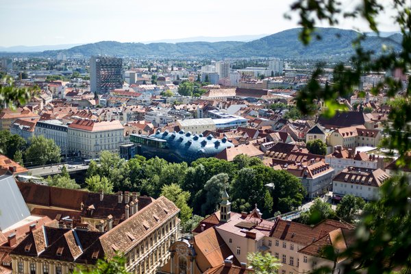 Blick vom Schlossberg über Graz inkl. Muhrinsel | © Graz Tourismus - Tom Lamm