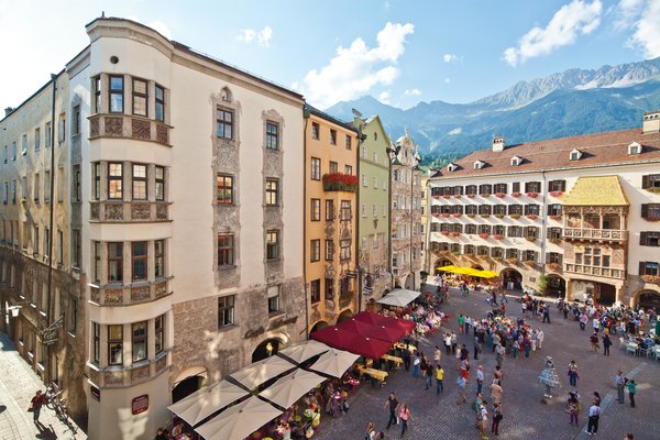 Goldenes Dachl mit Platz und Menschen | © Innsbruck Tourismus / Christof Lackner